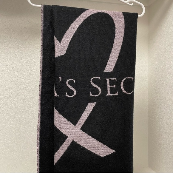 Victoria’s Secret 💕Lightweight soft & cozy throw blanket - Picture 3 of 9